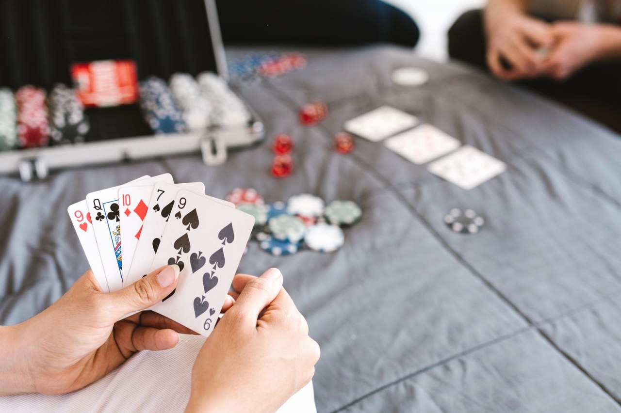 【牌局解析】职业牌手为何A7o全下？翻前全下的逻辑与风险