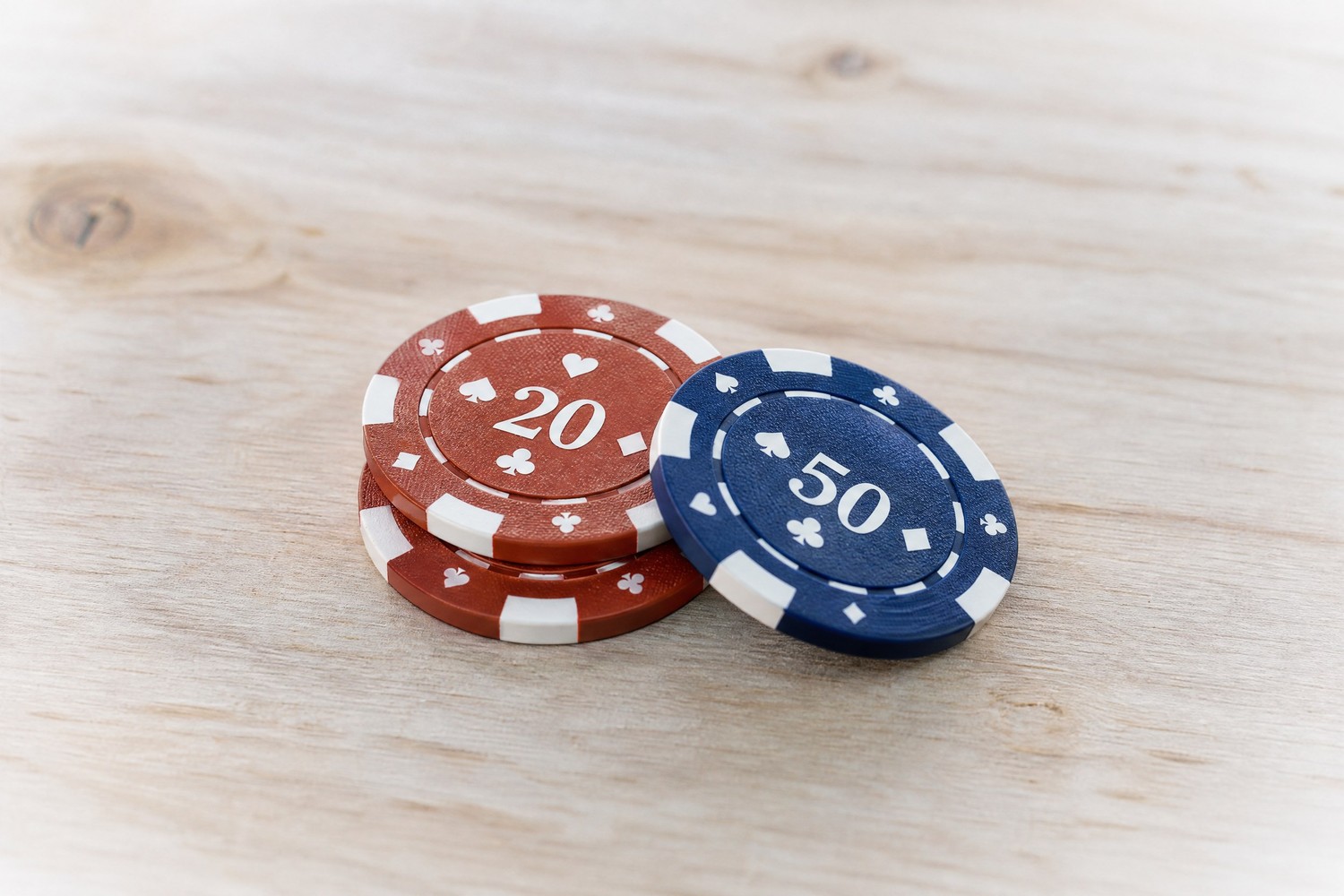 QQPOKER手机版：德州扑克新手入门必知的牌型与发牌流程