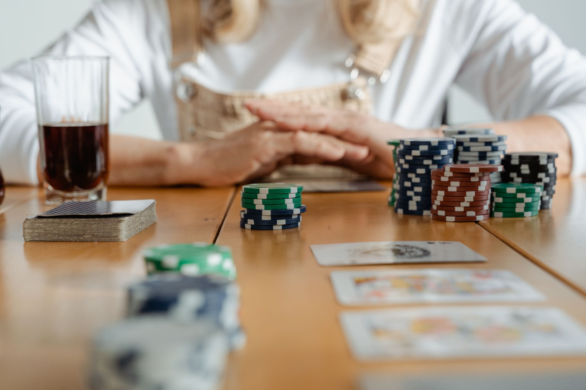 AA在按钮位遭遇河牌反超:转牌圈跟注的决策逻辑拆解(实战示例)